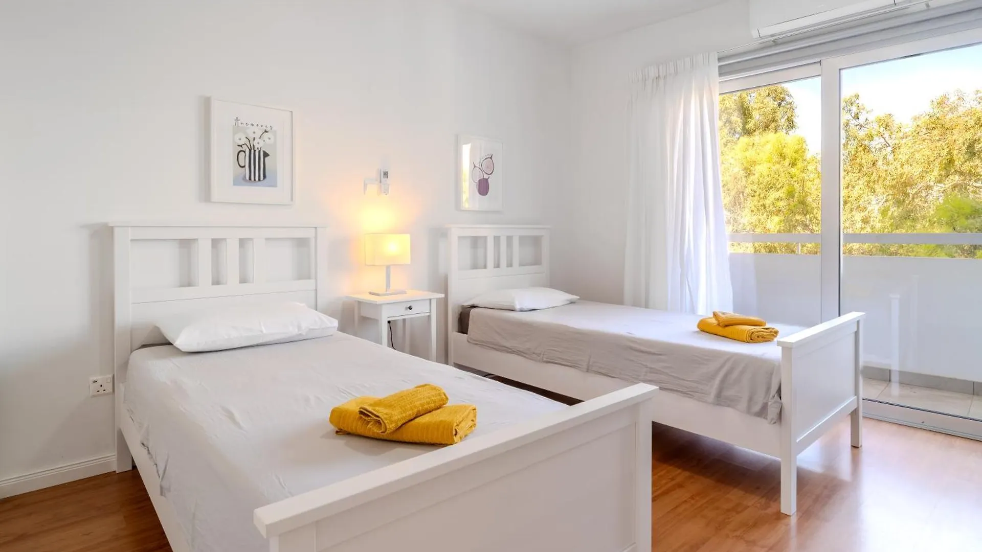 Finikoudes 3 Bedroom Seaview Flat Larnaca Apartament